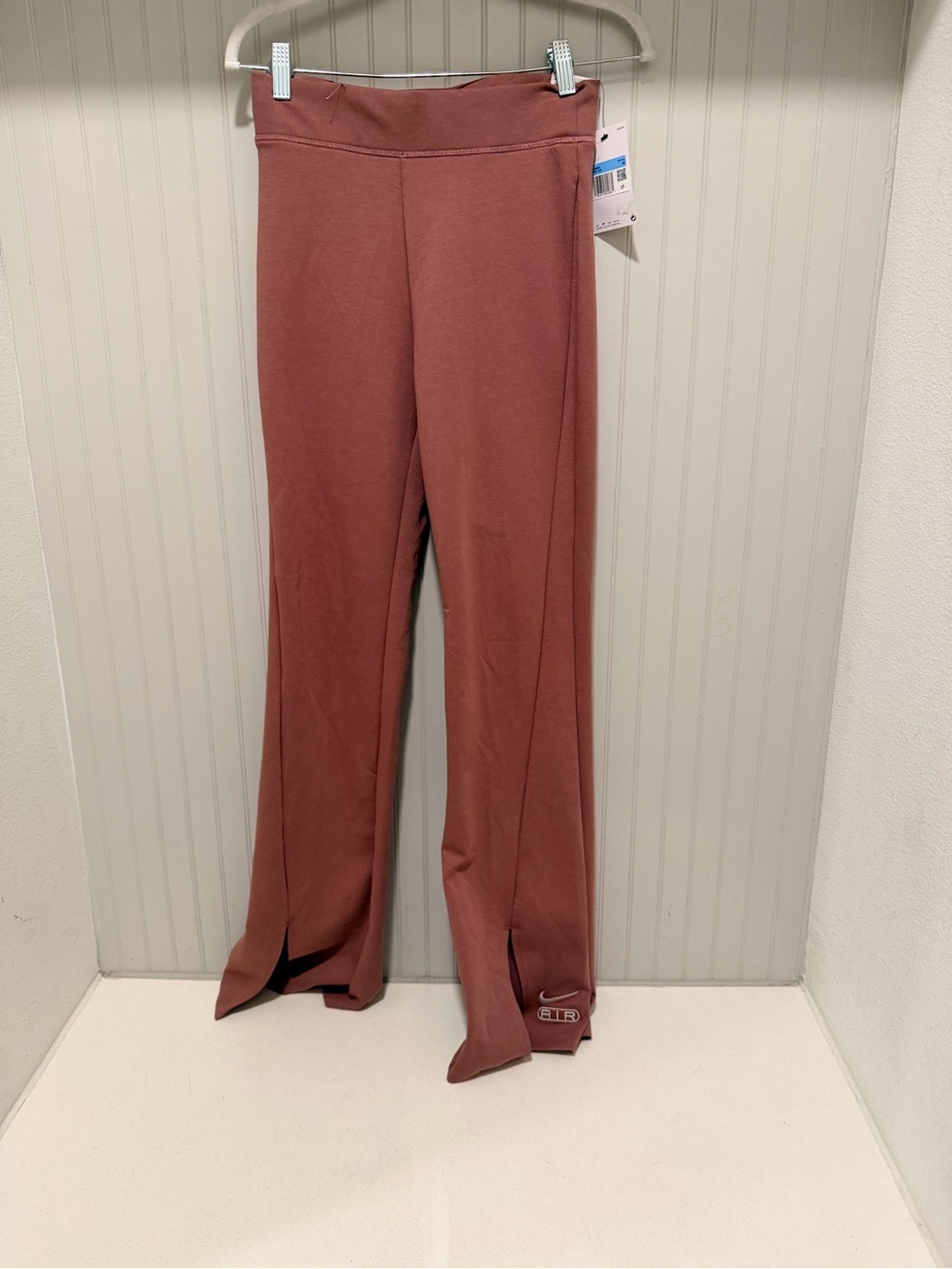 Nike Air high waisted flared leggings in smokey mauve - Picture 6 of 7